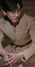 卷发发型的白宇戴金丝眼镜搭竖纹复古西服帅气写真图片