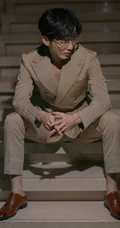 卷发发型的白宇戴金丝眼镜搭竖纹复古西服帅气写真图片