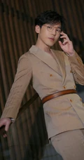 卷发发型的白宇戴金丝眼镜搭竖纹复古西服帅气写真图片