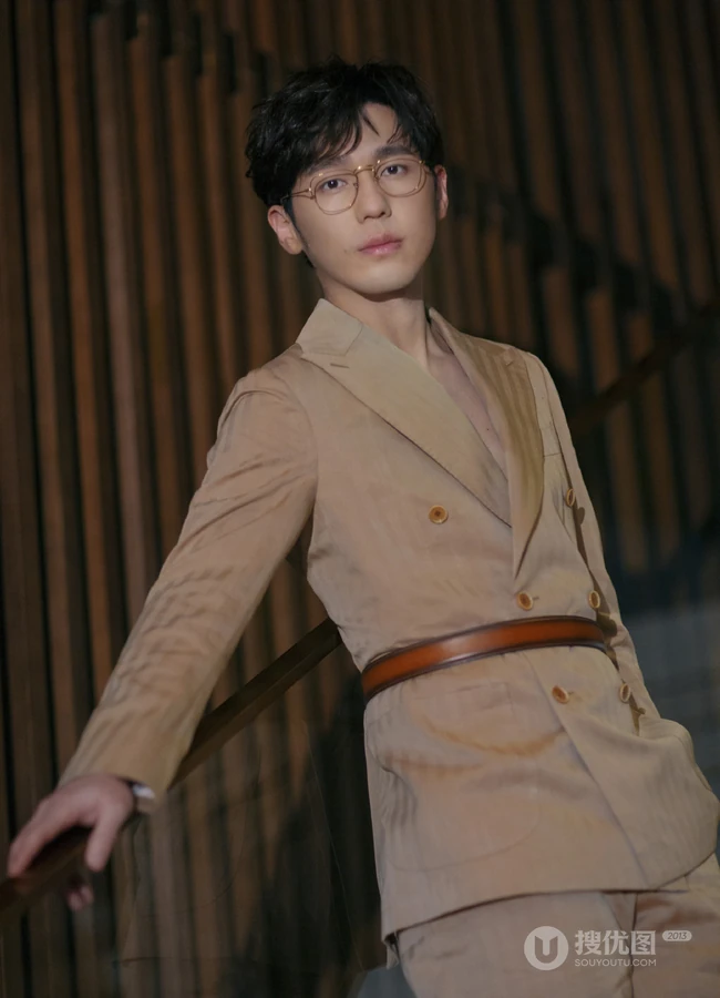 卷发发型的白宇戴金丝眼镜搭竖纹复古西服帅气写真图片