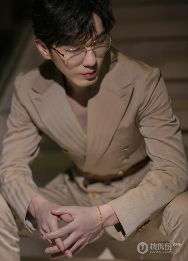 卷发发型的白宇戴金丝眼镜搭竖纹复古西服帅气写真图片