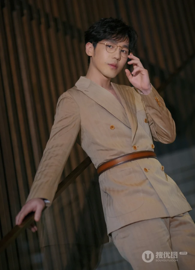 卷发发型的白宇戴金丝眼镜搭竖纹复古西服帅气写真图片
