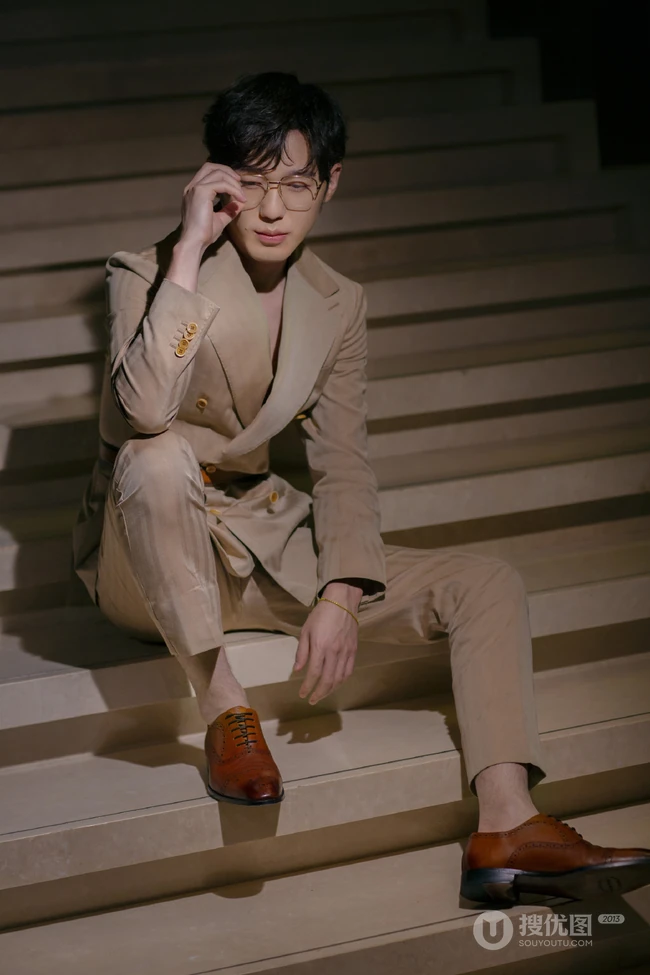 卷发发型的白宇戴金丝眼镜搭竖纹复古西服帅气写真图片