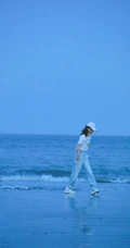 杨紫休闲白T牛仔裤现身海边沙滩随意清新写真图片