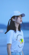 杨紫休闲白T牛仔裤现身海边沙滩随意清新写真图片