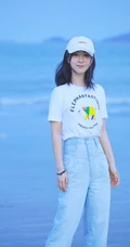 杨紫休闲白T牛仔裤现身海边沙滩随意清新写真图片