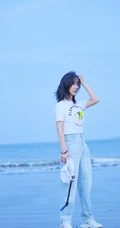杨紫休闲白T牛仔裤现身海边沙滩随意清新写真图片