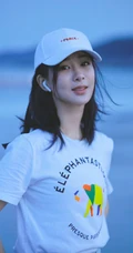 杨紫休闲白T牛仔裤现身海边沙滩随意清新写真图片