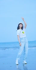 杨紫休闲白T牛仔裤现身海边沙滩随意清新写真图片