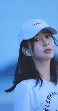 杨紫休闲白T牛仔裤现身海边沙滩随意清新写真图片