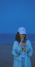 杨紫休闲白T牛仔裤现身海边沙滩随意清新写真图片