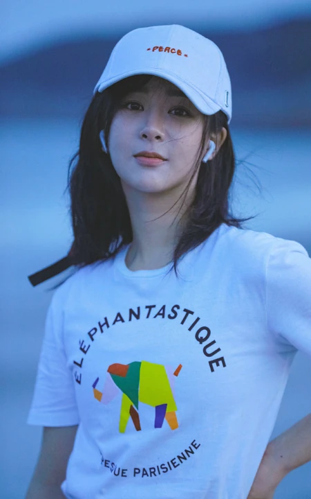 杨紫休闲白T牛仔裤现身海边沙滩随意清新写真图片
