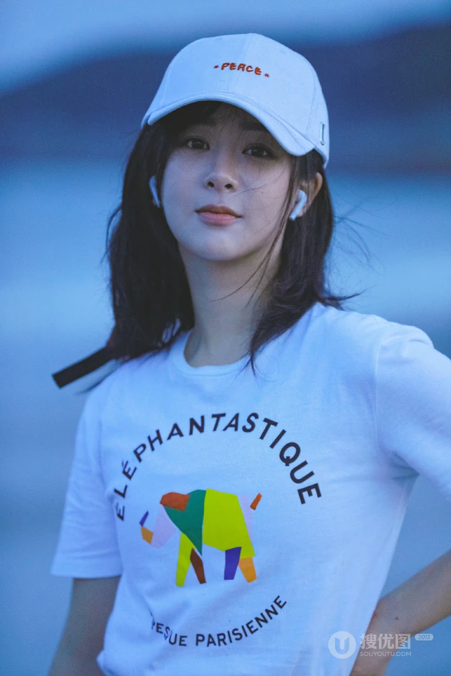 杨紫休闲白T牛仔裤现身海边沙滩随意清新写真图片