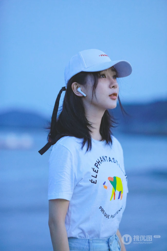 杨紫休闲白T牛仔裤现身海边沙滩随意清新写真图片