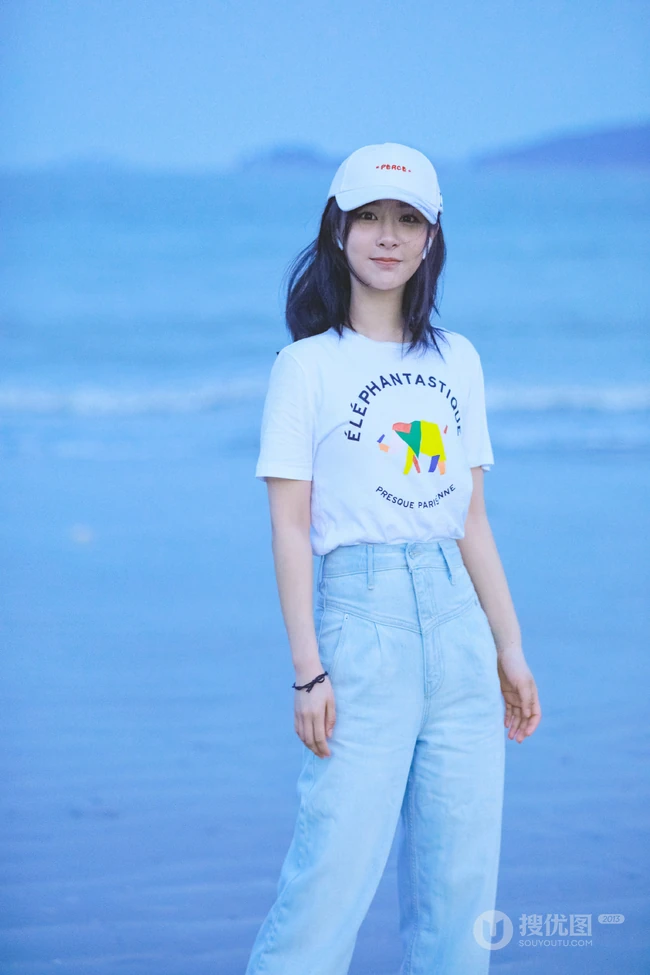 杨紫休闲白T牛仔裤现身海边沙滩随意清新写真图片