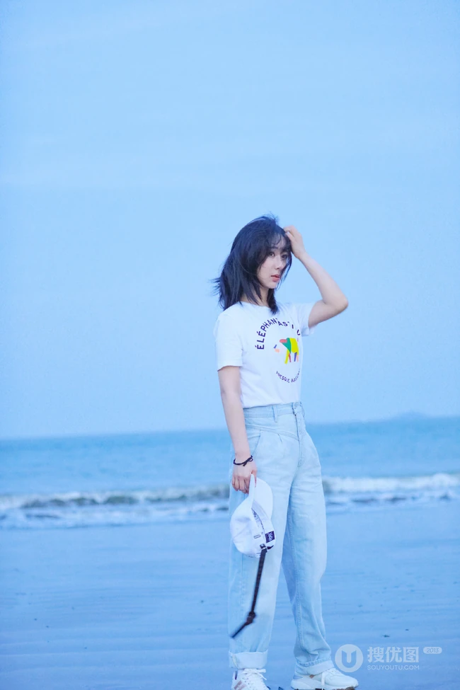 杨紫休闲白T牛仔裤现身海边沙滩随意清新写真图片