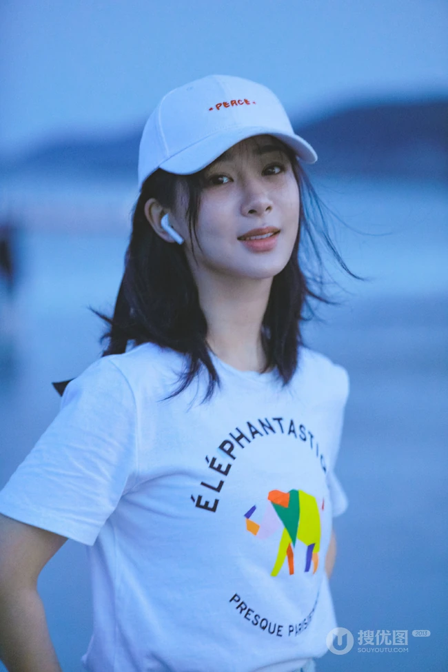 杨紫休闲白T牛仔裤现身海边沙滩随意清新写真图片