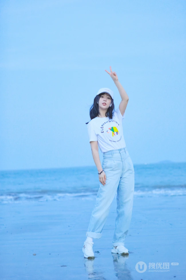 杨紫休闲白T牛仔裤现身海边沙滩随意清新写真图片