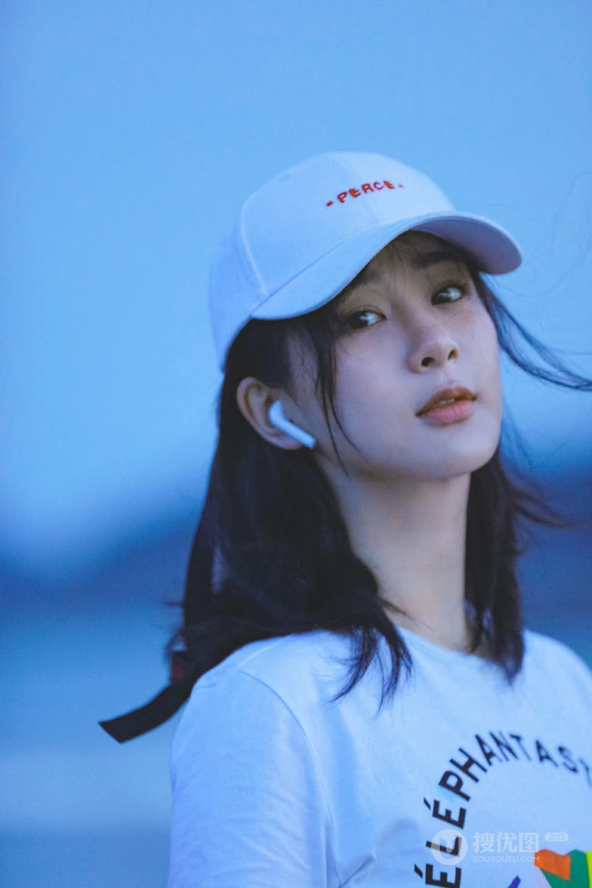 杨紫休闲白T牛仔裤现身海边沙滩随意清新写真图片