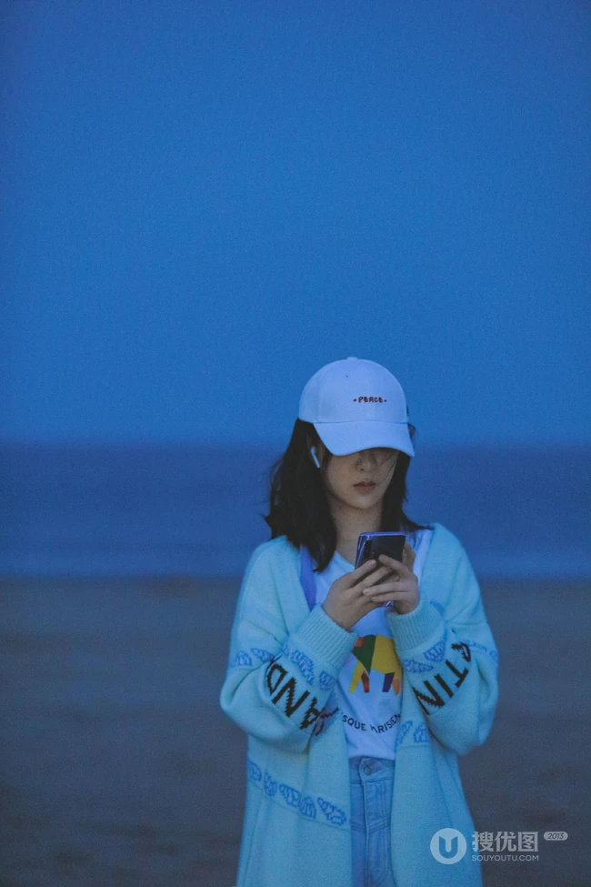 杨紫休闲白T牛仔裤现身海边沙滩随意清新写真图片