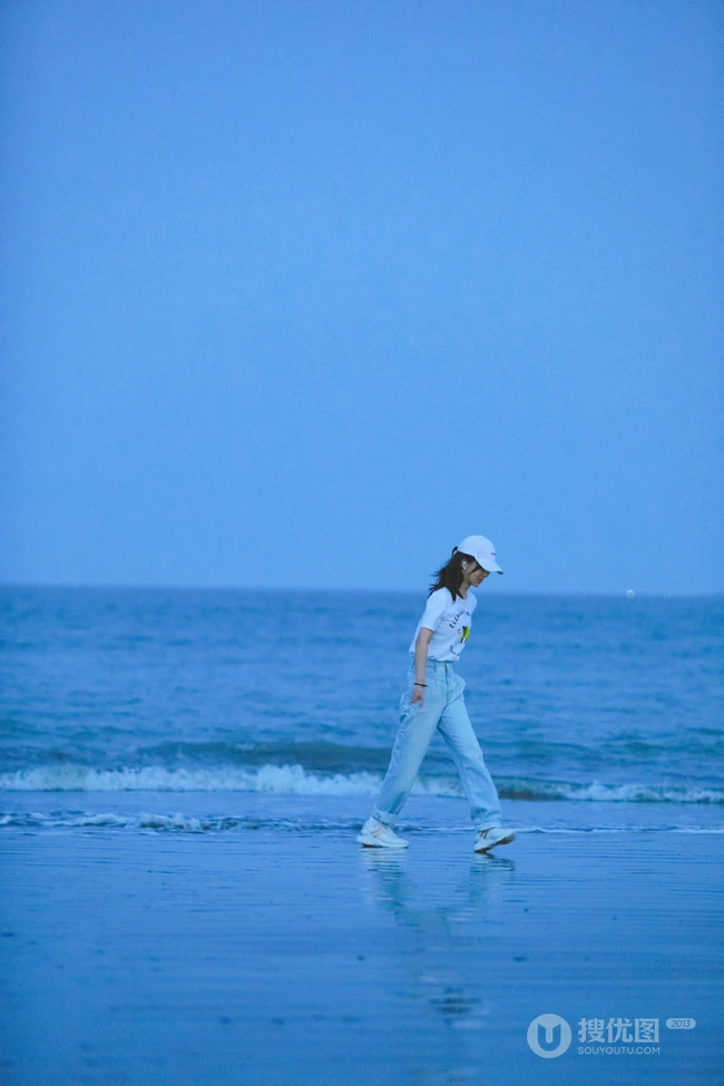 杨紫休闲白T牛仔裤现身海边沙滩随意清新写真图片