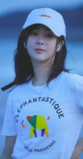 杨紫休闲白T牛仔裤现身海边沙滩随意清新写真图片