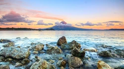 浪漫的海边城市，画一般的海面落日彩霞桌面壁纸