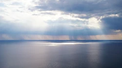 浪漫的海边城市，画一般的海面落日彩霞桌面壁纸
