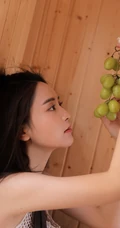 坐在藤椅上吃葡萄的长发及腰气质女生唯美室内吸睛图片