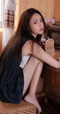 坐在藤椅上吃葡萄的长发及腰气质女生唯美室内吸睛图片
