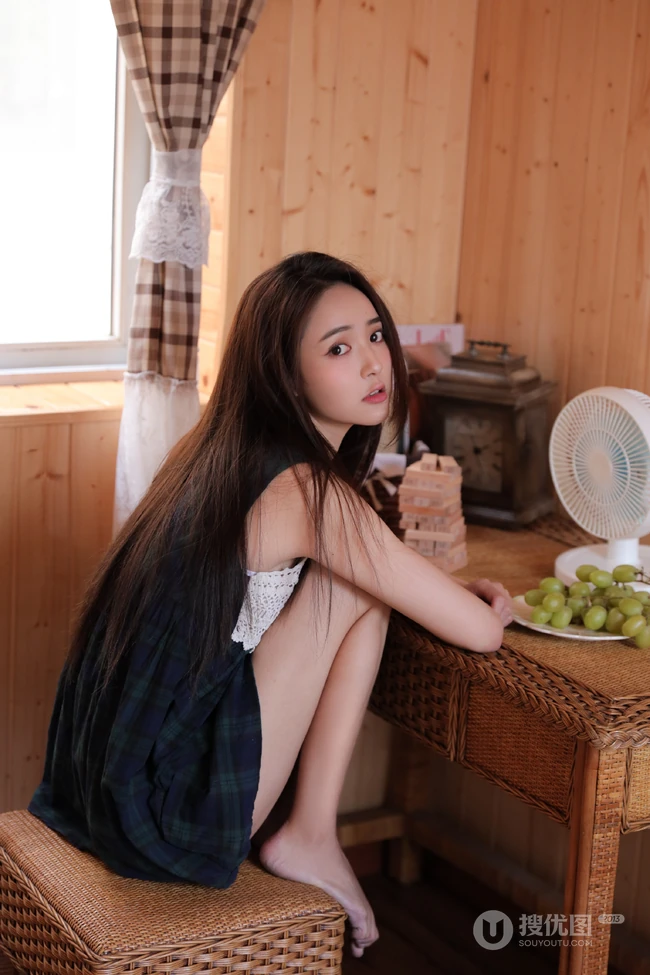 坐在藤椅上吃葡萄的长发及腰气质女生唯美室内吸睛图片