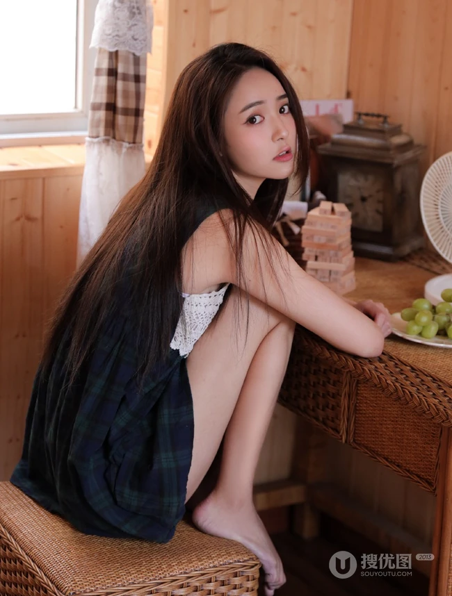 坐在藤椅上吃葡萄的长发及腰气质女生唯美室内吸睛图片