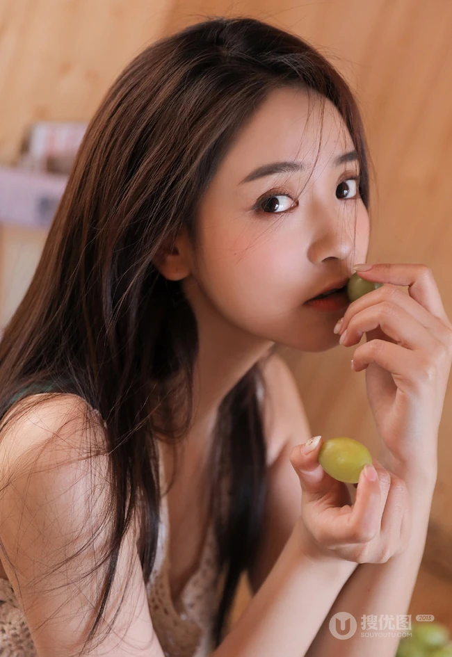坐在藤椅上吃葡萄的长发及腰气质女生唯美室内吸睛图片