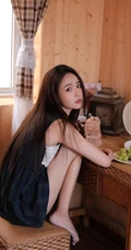 坐在藤椅上吃葡萄的长发及腰气质女生唯美室内吸睛图片