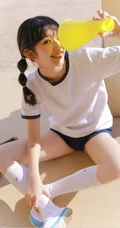 玩打击乐器的双马尾绑发俏皮少女JK制服短裤教室写真图片