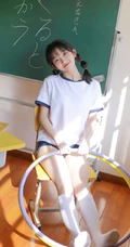 玩打击乐器的双马尾绑发俏皮少女JK制服短裤教室写真图片