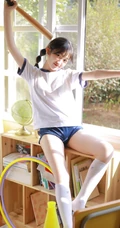 玩打击乐器的双马尾绑发俏皮少女JK制服短裤教室写真图片