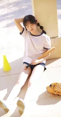 玩打击乐器的双马尾绑发俏皮少女JK制服短裤教室写真图片