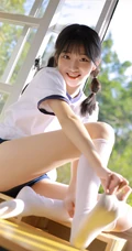 玩打击乐器的双马尾绑发俏皮少女JK制服短裤教室写真图片