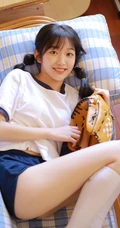 玩打击乐器的双马尾绑发俏皮少女JK制服短裤教室写真图片