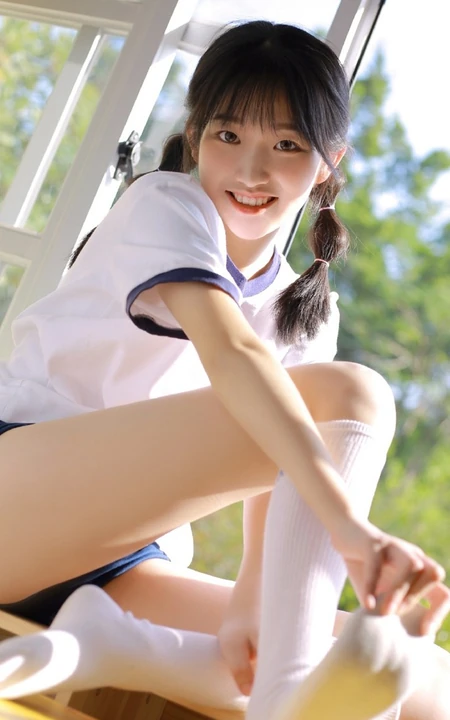 玩打击乐器的双马尾绑发俏皮少女JK制服短裤教室写真图片