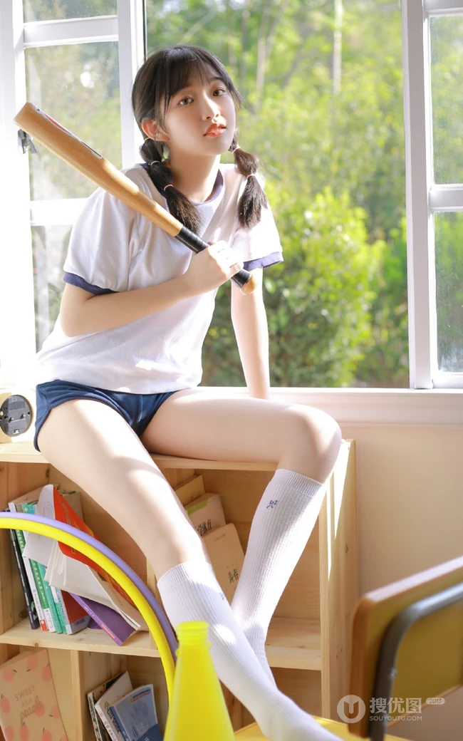 玩打击乐器的双马尾绑发俏皮少女JK制服短裤教室写真图片