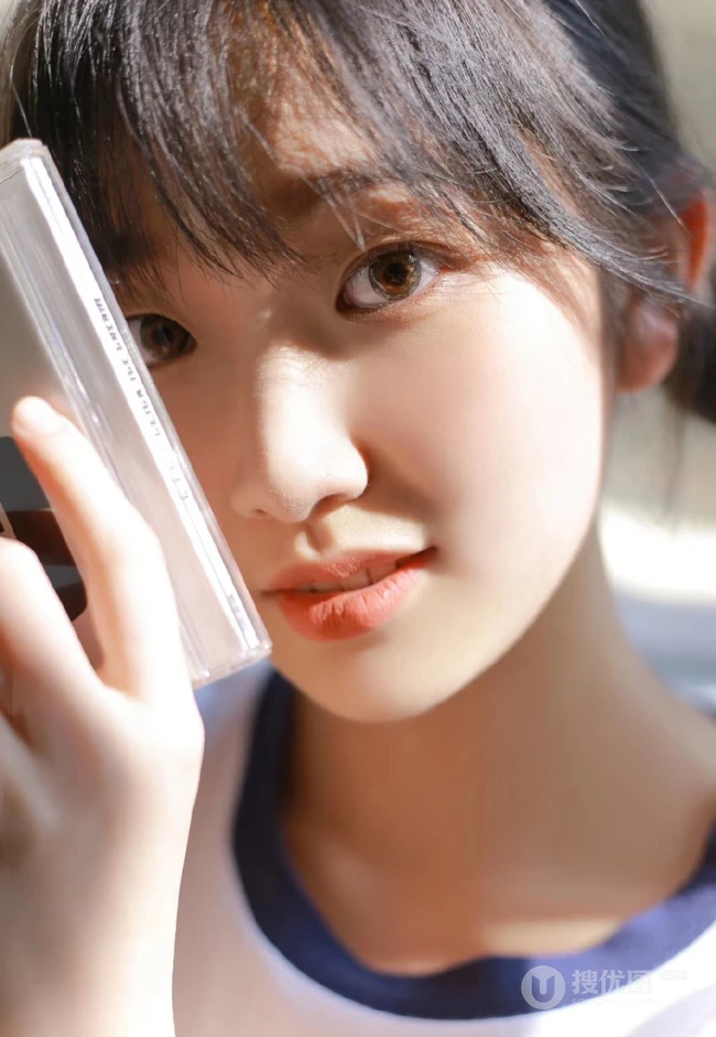 玩打击乐器的双马尾绑发俏皮少女JK制服短裤教室写真图片