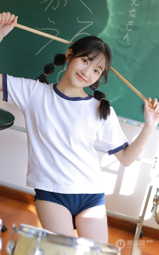 玩打击乐器的双马尾绑发俏皮少女JK制服短裤教室写真图片