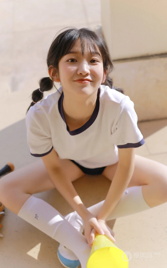 玩打击乐器的双马尾绑发俏皮少女JK制服短裤教室写真图片