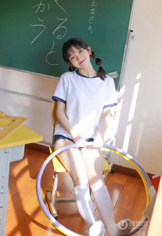 玩打击乐器的双马尾绑发俏皮少女JK制服短裤教室写真图片