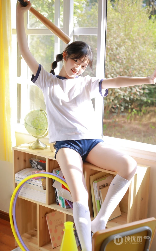 玩打击乐器的双马尾绑发俏皮少女JK制服短裤教室写真图片
