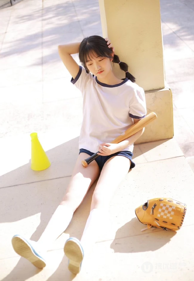 玩打击乐器的双马尾绑发俏皮少女JK制服短裤教室写真图片