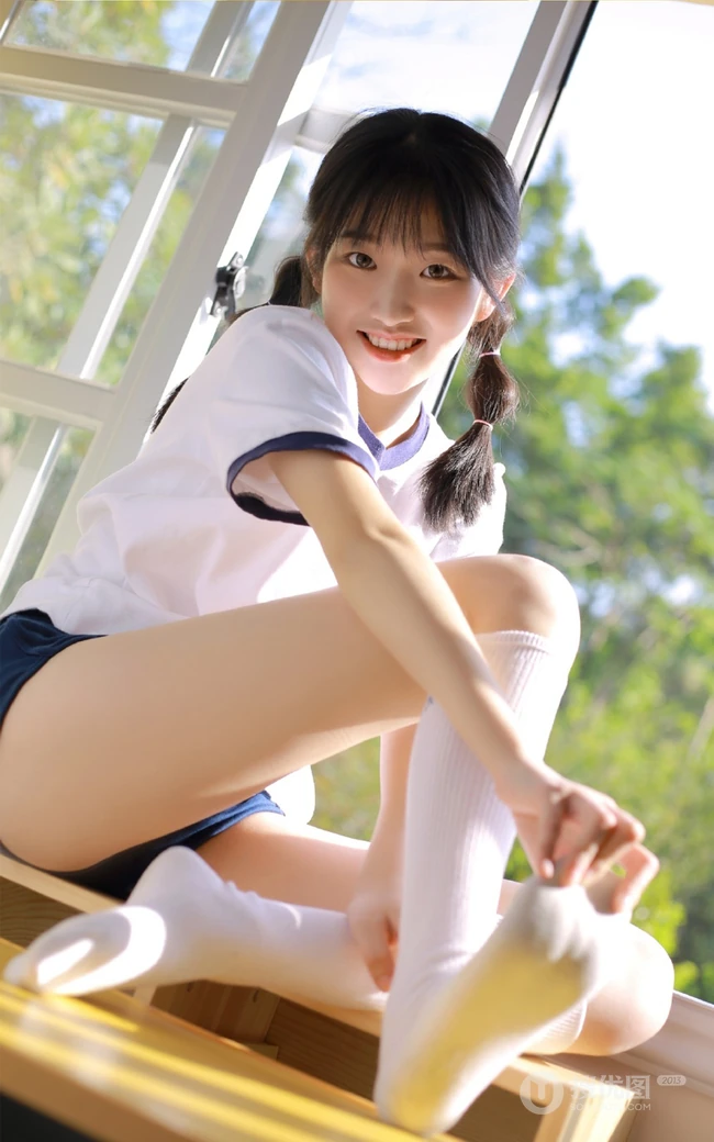 玩打击乐器的双马尾绑发俏皮少女JK制服短裤教室写真图片