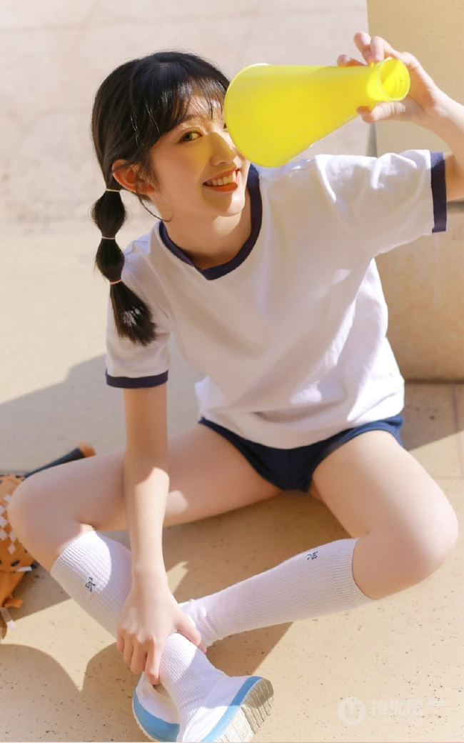 玩打击乐器的双马尾绑发俏皮少女JK制服短裤教室写真图片